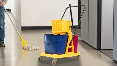 un chariot de nettoyage