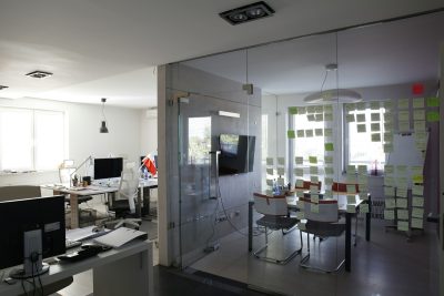 écran d'ordinateur plat noir et gris et salle à manger