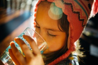 photographie sélective d'une fille buvant de l'eau