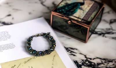 Tendances bijoux automne 2025 : complétez votre style mode.