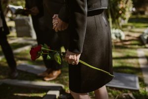 enterrement avec fleurs