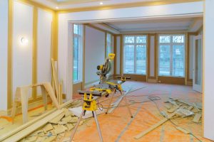 Chantier intérieur en cours avec une scie circulaire sur tréteau et des découpes de bois pour rénover sa maison à Montpellier