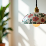 Baladeuse en porcelaine ou en tissu fleuri : quelle suspension adopter dans sa déco