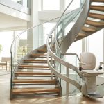 Monte-escalier moderne sur un escalier tournant, maison lumineuse