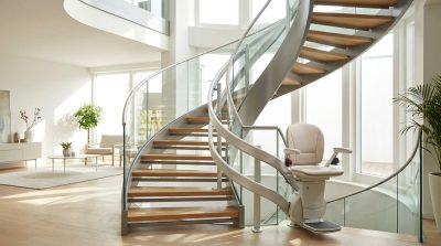 Monte-escalier moderne sur un escalier tournant, maison lumineuse