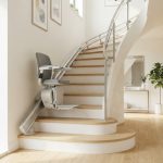 Monte-escalier moderne sur un escalier tournant, maison lumineuse
